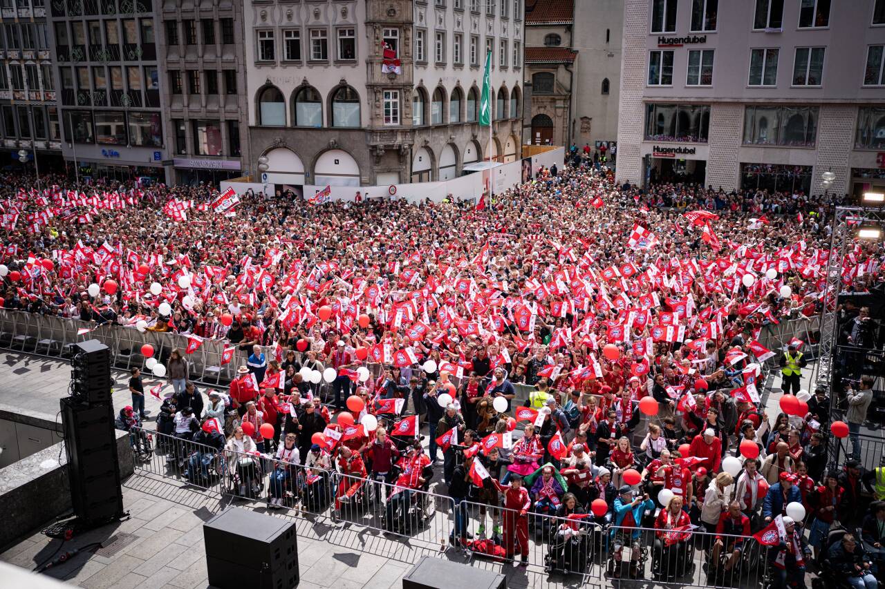 开云体育-拜仁举行夺冠庆典，穆勒发表临别感言：我很享受，感谢球迷！